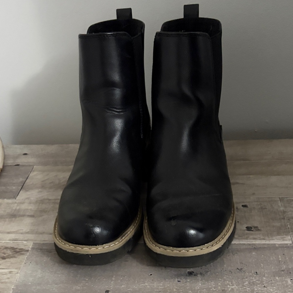 Black Women's Chelsea Boot with Contrasting Welt